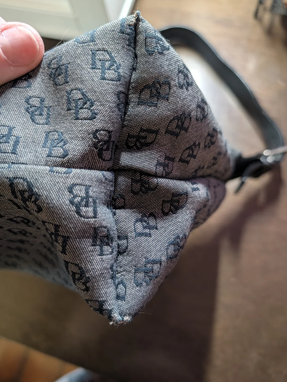 Dooney & Bourke description gorgeous